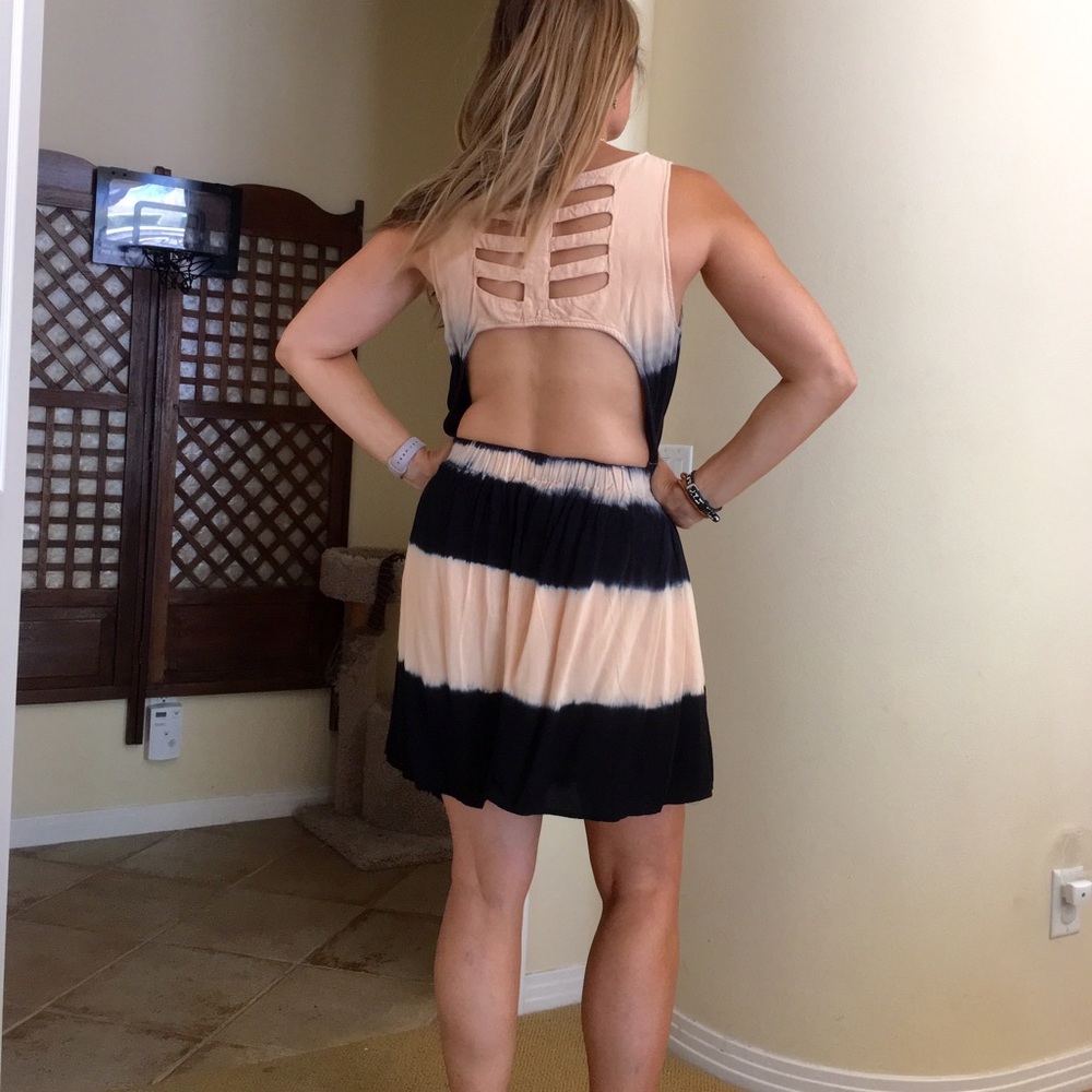 💙 NWT Ombré dress with back cut out details 💙